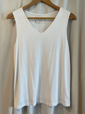 Cupio White V-Neck Sleeveless Tank Top